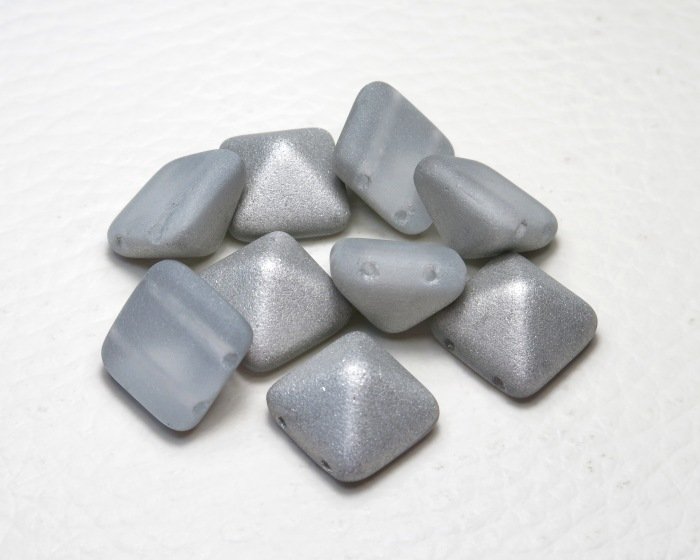 Piramida perle 12x12 sa dve rupe